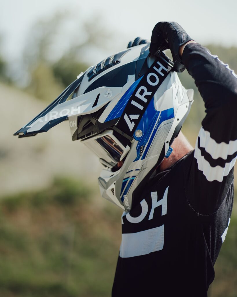 Pilota con maschera Airoh.jpg